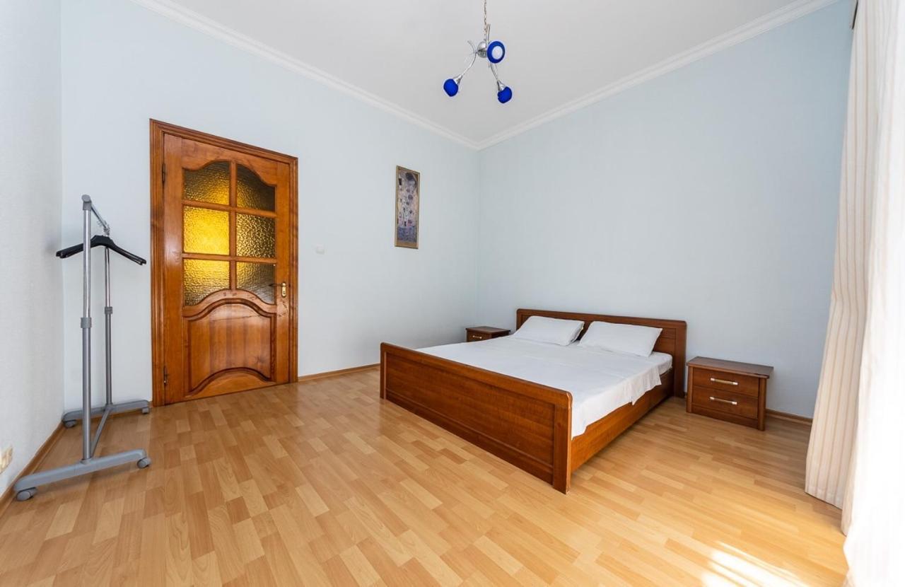 Alex Apartments near Independence Square - Kiev Extérieur photo