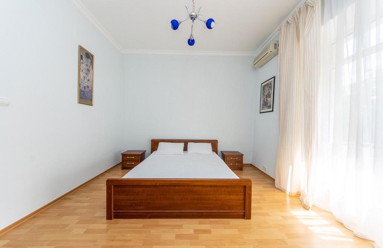 Alex Apartments near Independence Square - Kiev Extérieur photo